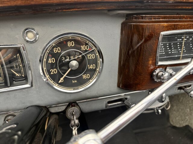 Mercedes-Benz 220