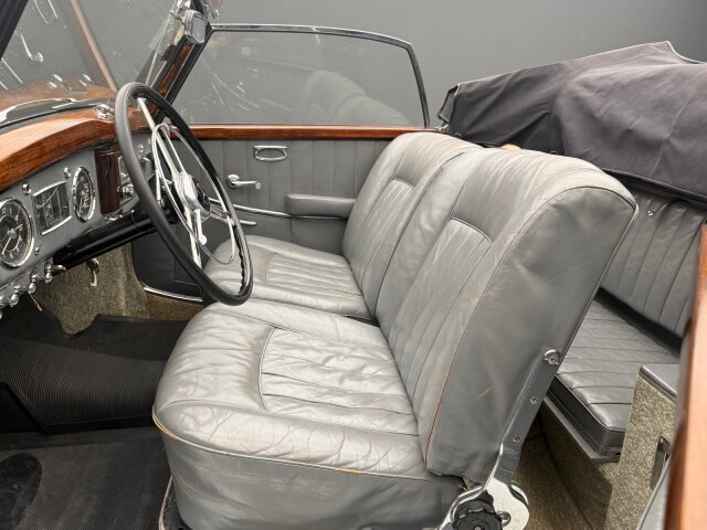 Mercedes-Benz 220