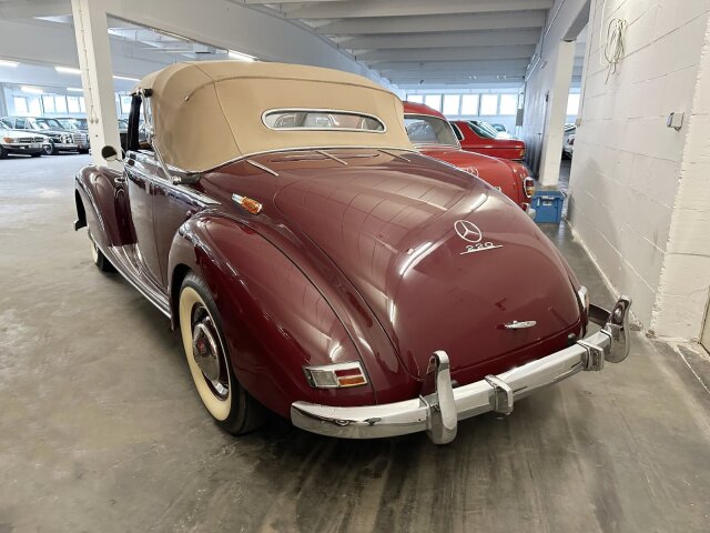 Mercedes-Benz 220
