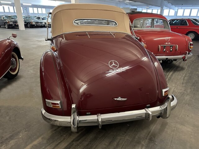 Mercedes-Benz 220