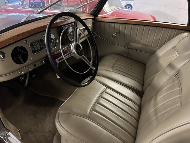 Mercedes-Benz 220
