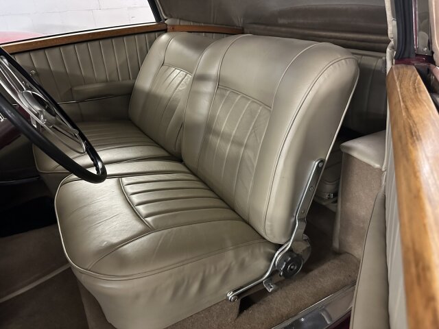 Mercedes-Benz 220