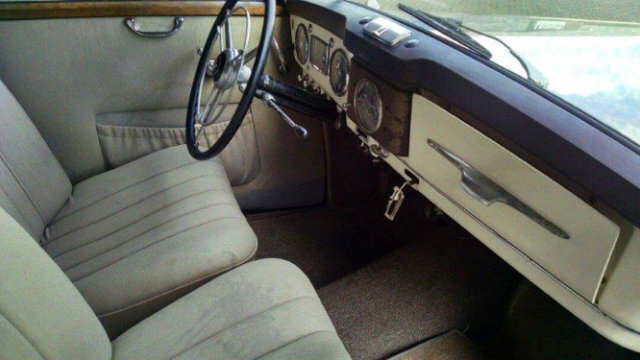 Mercedes-Benz 220