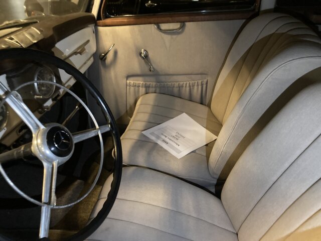 Mercedes-Benz 220