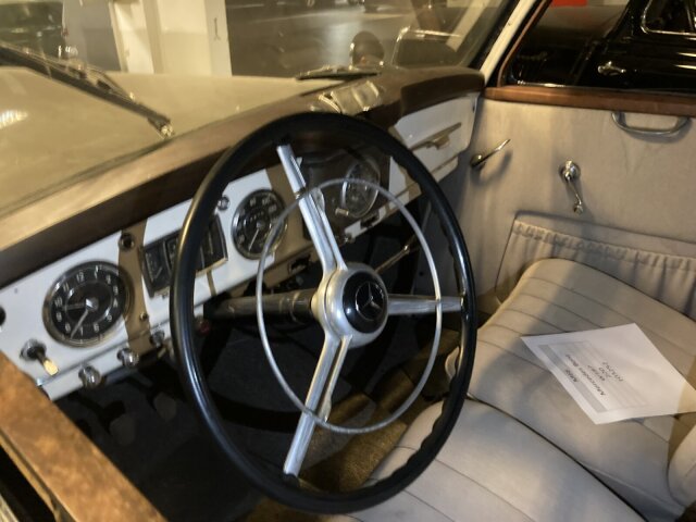 Mercedes-Benz 220