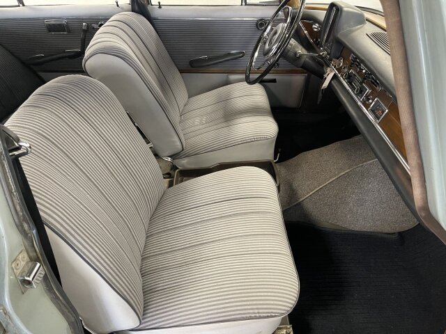 Mercedes-Benz 220