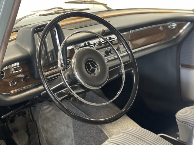 Mercedes-Benz 220