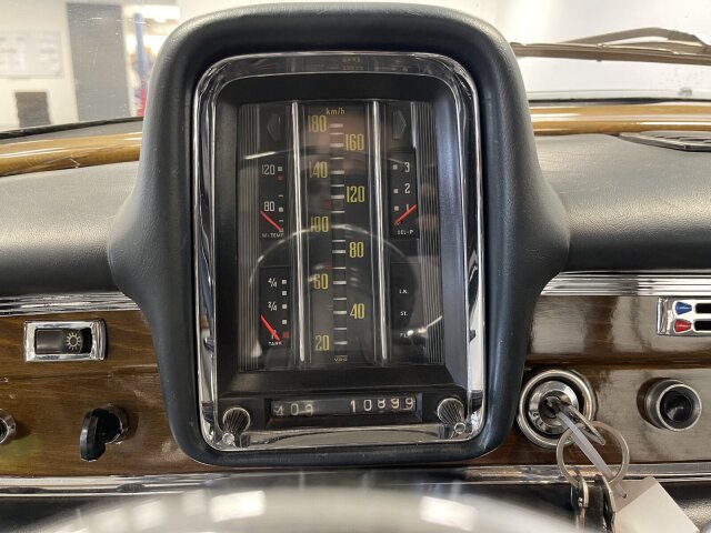 Mercedes-Benz 220