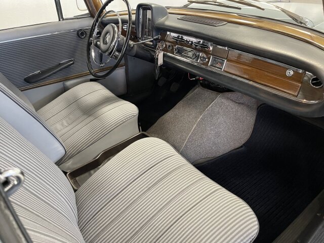 Mercedes-Benz 220