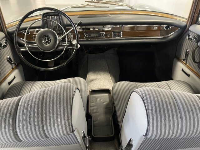 Mercedes-Benz 220