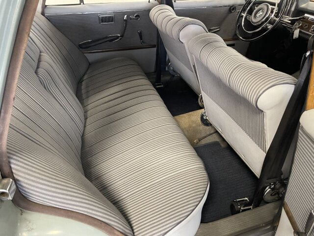 Mercedes-Benz 220