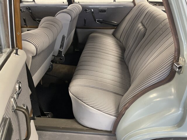 Mercedes-Benz 220