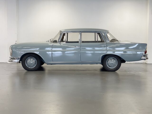 Mercedes-Benz 220