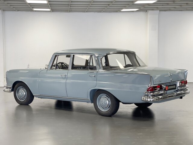 Mercedes-Benz 220
