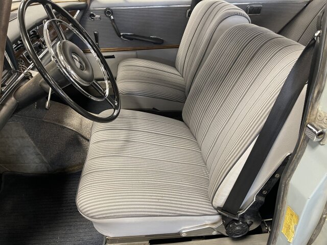 Mercedes-Benz 220