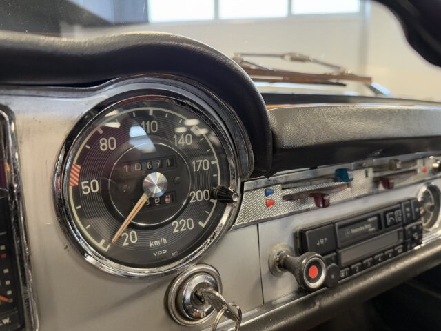 Mercedes-Benz 230
