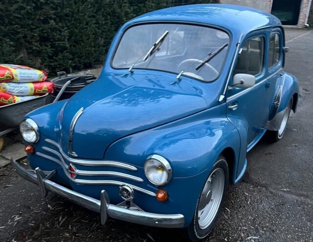 
            Renault 4 CV        