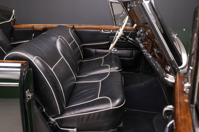 Mercedes-Benz 300