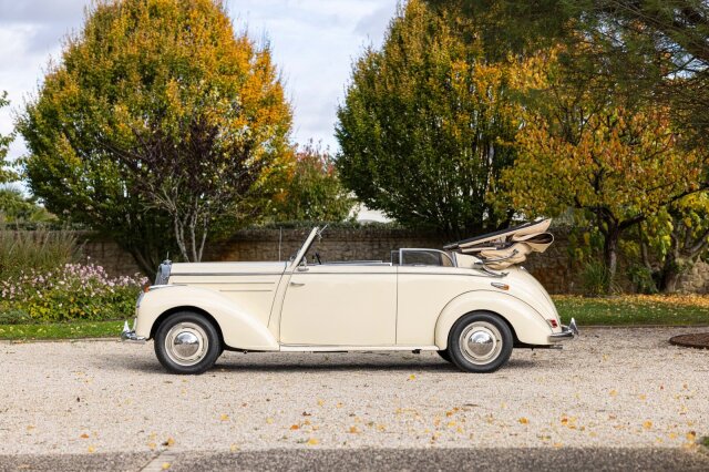 Mercedes-Benz 220