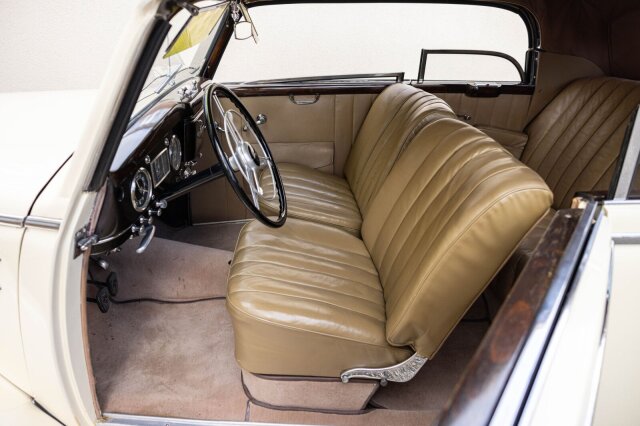 Mercedes-Benz 220