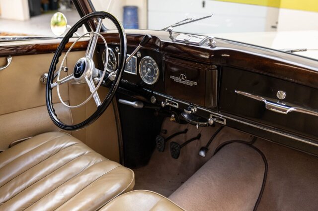 Mercedes-Benz 220