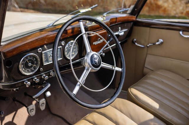 Mercedes-Benz 220