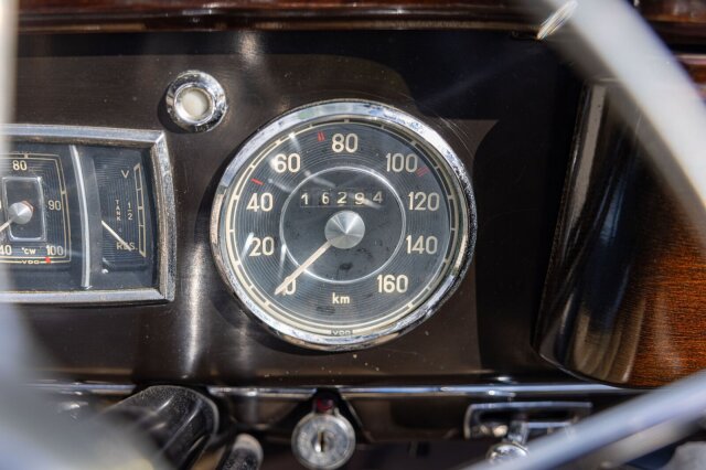 Mercedes-Benz 220