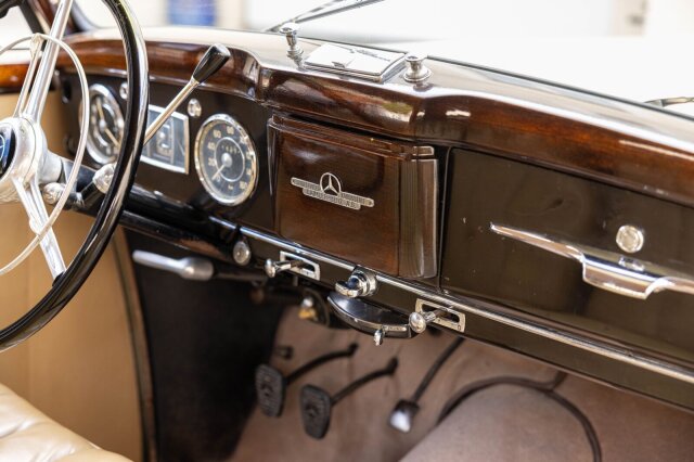 Mercedes-Benz 220