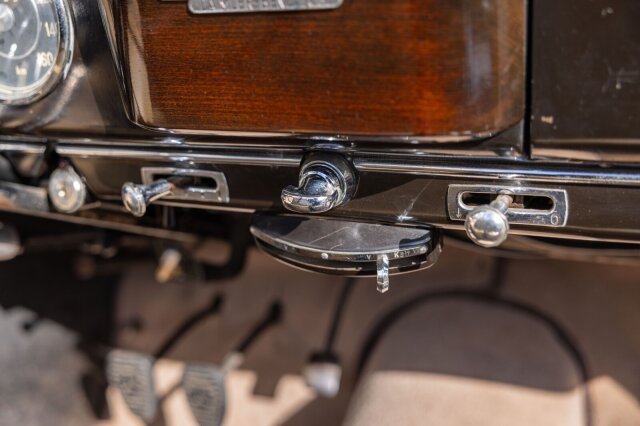 Mercedes-Benz 220