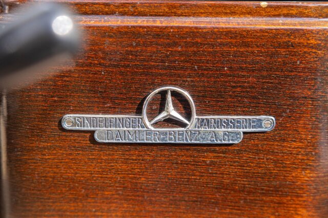 Mercedes-Benz 220