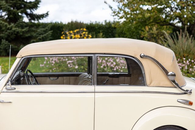 Mercedes-Benz 220