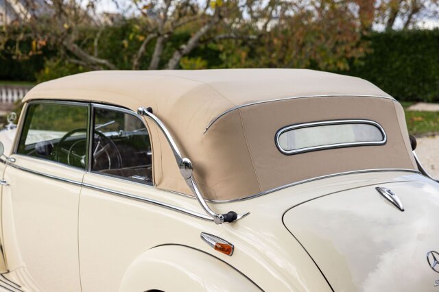 Mercedes-Benz 220
