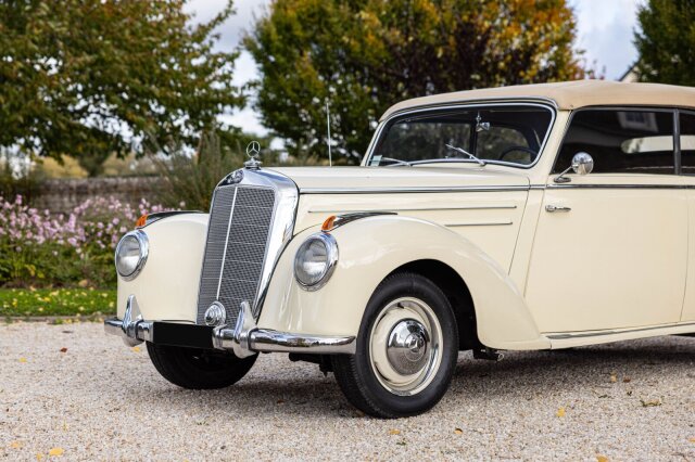 Mercedes-Benz 220