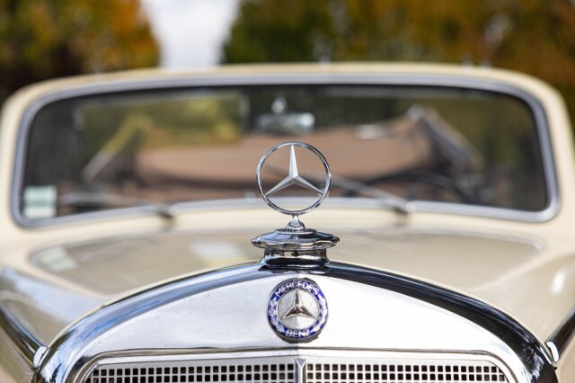 Mercedes-Benz 220