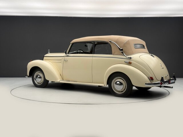Mercedes-Benz 220