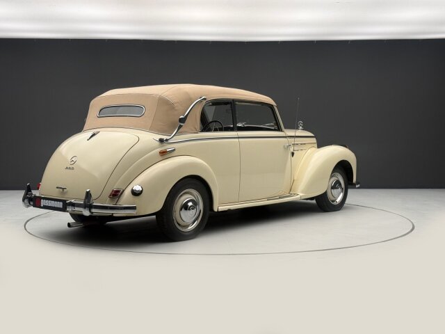 Mercedes-Benz 220