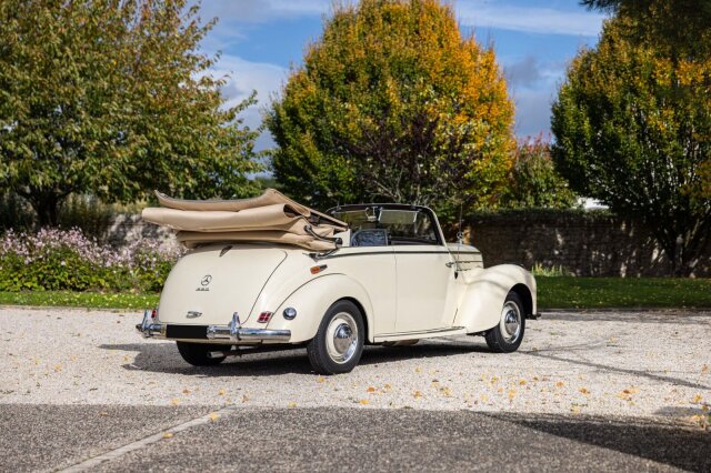 Mercedes-Benz 220