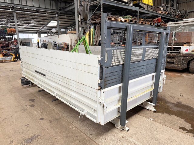 Meiller3-Seiten-Kippaufbau mit E-Pumpe ca. 6m³