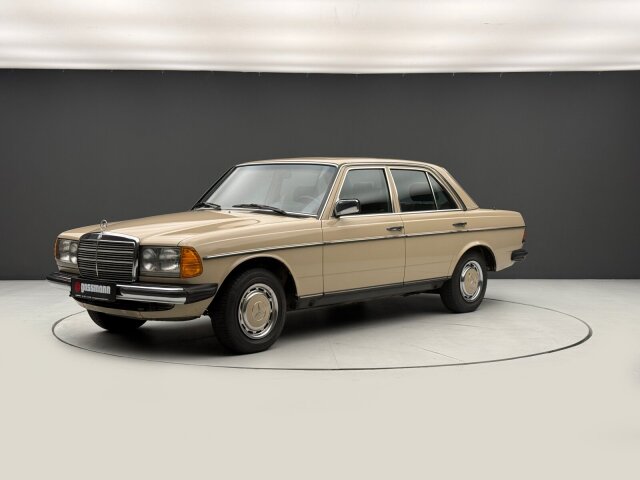 Mercedes-Benz200 Limousine W123