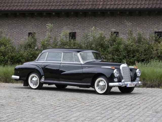 Mercedes-Benz300 D Adenauer Limousine mit Schiebedach W189