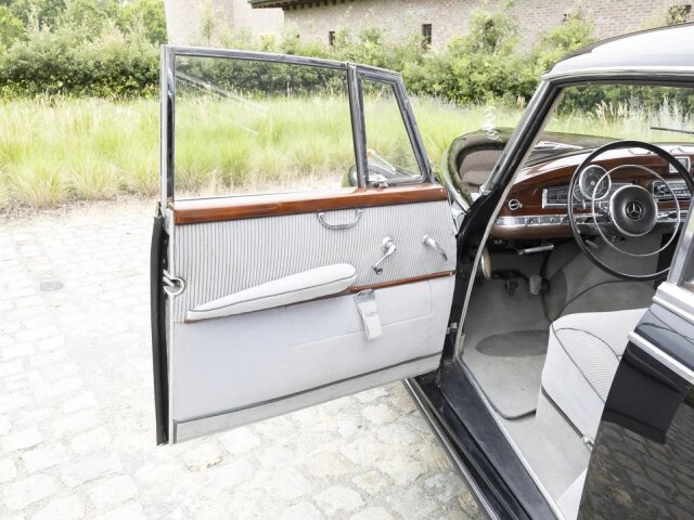 Mercedes-Benz 300