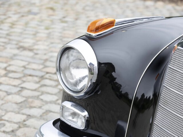 Mercedes-Benz 300