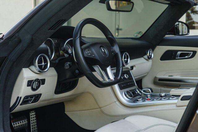 Mercedes-Benz SLS